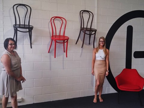 How to hang objects with a picture hanging system