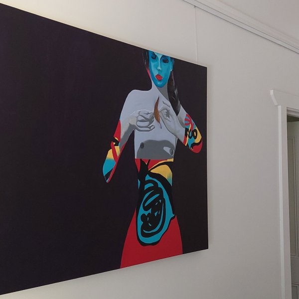 Vibrant portrait hung by two near‑invisible 1 mm Perlon Twister cables on a discreet picture rail